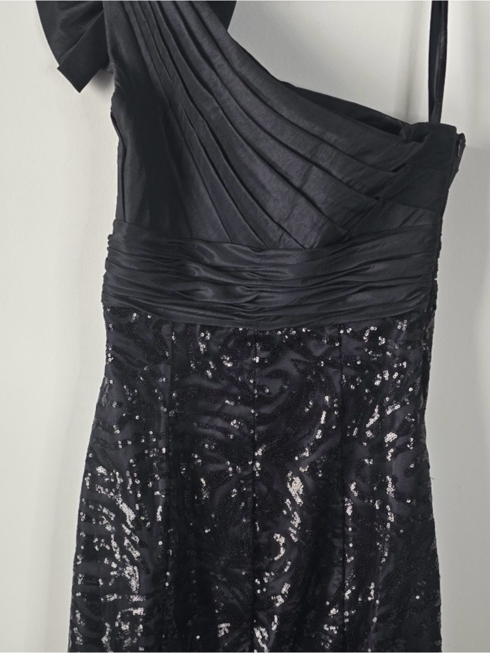 Tony Bowls La Gala Black Sequin Pleated One Shoulder Formal Gown 4 Mermaid Hem